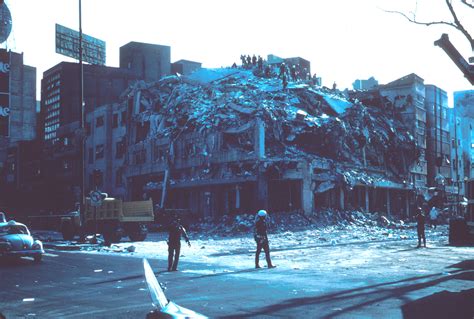 File:1985 Mexico Earthquake - Building collapsed.jpg - Wikipedia