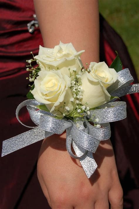 How to Make a Corsage With Real Flowers - FeltMagnet