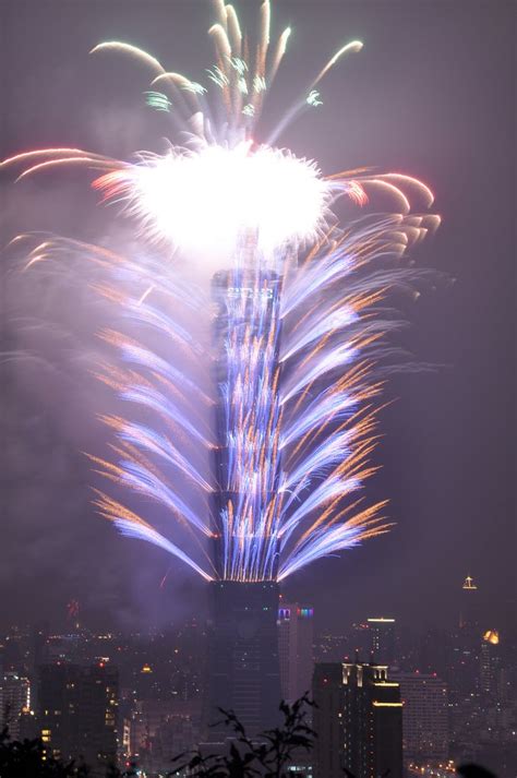 Taipei 101 fireworks for NY 2010 | SkyscraperCity Forum