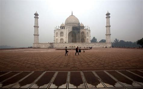 Taj Mahal's dome poses delicate dilemma for cleaners