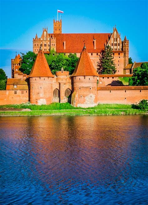 The 25+ best Malbork castle ideas on Pinterest | Medieval castles in europe, Neuschwanstein ...