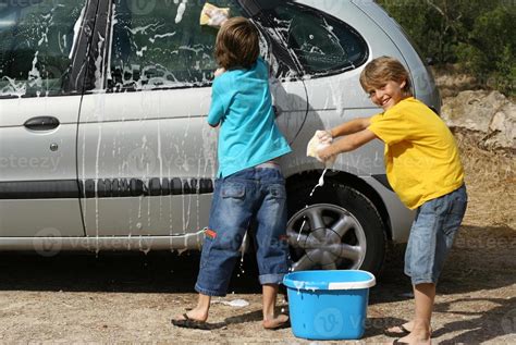 niños o niños lavando el auto haciendo tareas 959589 Foto de stock en Vecteezy