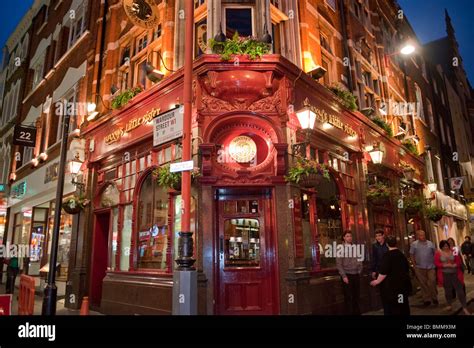 Old British Pubs, Bars, London, England, UK, Outside Storefronts at ...