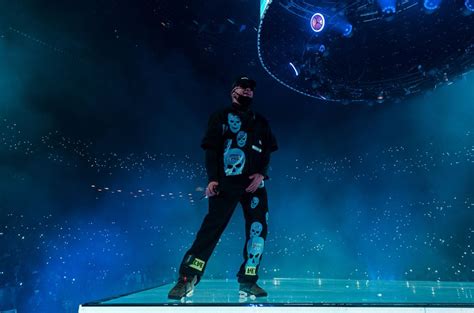 Bad Bunny Concert Recap: His Raw Power Was On Full Display in Brooklyn ...