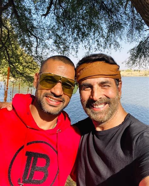 'Gabbar with gabbar': Fans shower love as Akshay Kumar and Shikhar Dhawan pose for a selfie