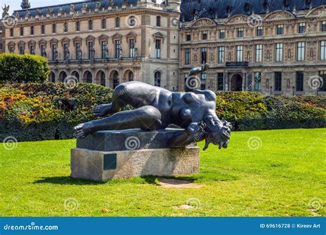 Tuileries Garden Statue. Tuileries Garden (Jardin Des Tuileries) is a ...