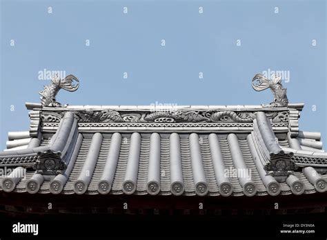 Pagoda japan roof tiles hi-res stock photography and images - Alamy