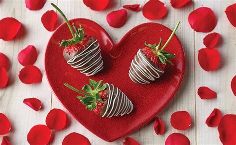 Chocolate-Dipped Strawberries | Brookshire Brothers