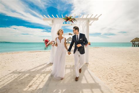 Beach Weddings: Inspiration, Venues & Expert Tips | SANDALS