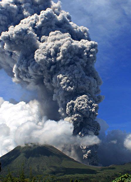 Pictures of the day: 17 December 2012 | Volcanic ash, Natural phenomena, Erupting volcano