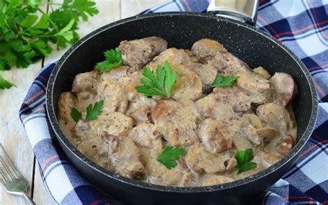 Creamy chicken livers in mushroom sauce