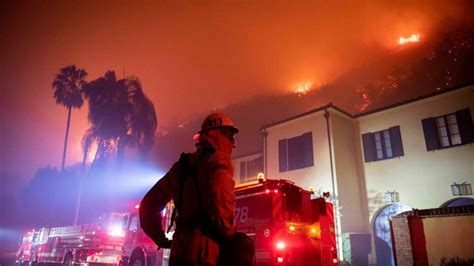 Thousands forced to flee as Getty Fire threatens Los Angeles - Good ...