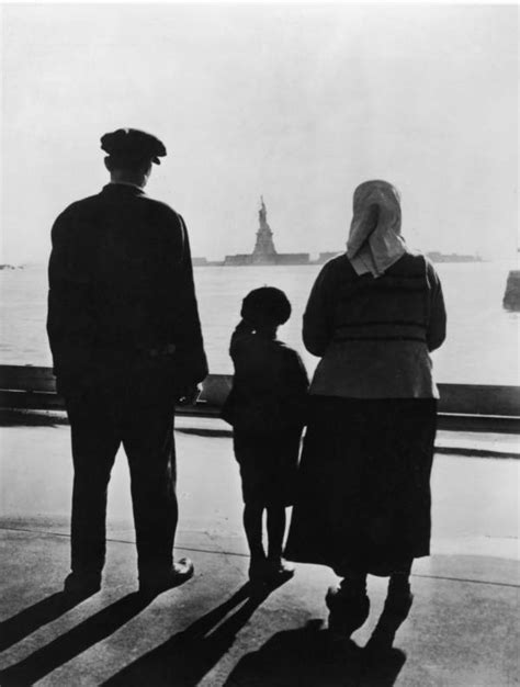 44 Powerful Photos Of Ellis Island Immigrants Who Risked It All To Come ...