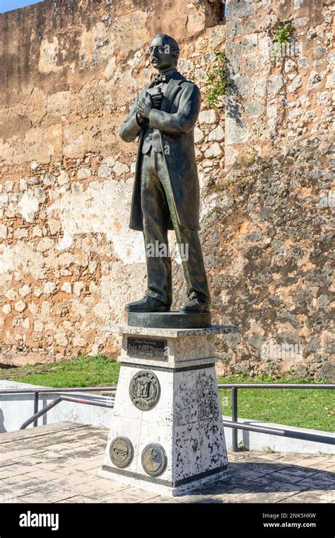 Juan Pablo Duarte statue and Batería baja de San Diego, Santo Domingo, Dominican Republic ...