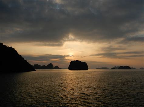 Halong Bay Sunrise | Vietnam | Batz Gallery | Flickr