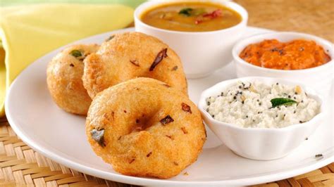 साउथ इंडियन ब्रेकफास्ट: मेदू वड़ा (South Indian Breakfast: Medu Vada)