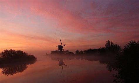 Kinderdijk sunrise by Ilya Korzelius.