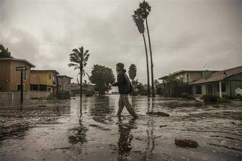 Photos and videos capture damage as massive swell batters Santa Cruz coast - TrendRadars