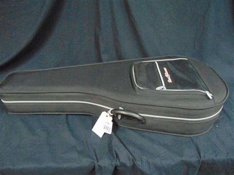 USED ROAD RUNNER CLASSICAL GUITAR SOFT CASE - Ziemer Hilbrands Auctions