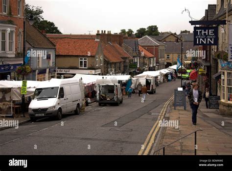 Market day, Pickering Market, Market Place, North Yorkshire, England ...