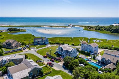 Home Showcase: Make this Hyannis Port home the wind(mill) beneath your wings – Boston Herald