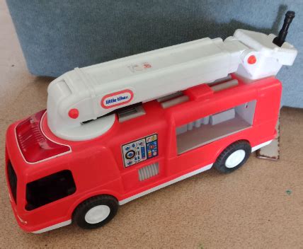 V14: Little Tikes Big Fire Truck – Drysdale Toy Library