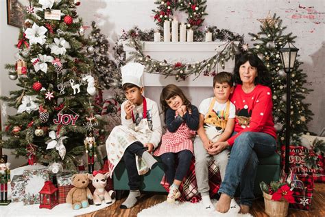 30 Fun and Creative Ideas for Your 2024 Christmas Family Photos