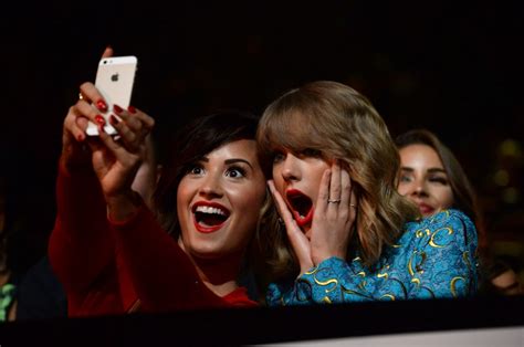 Demi Lovato and Taylor Swift | Pictures of Celebrities Together at the MTV VMAs 2014 | POPSUGAR ...