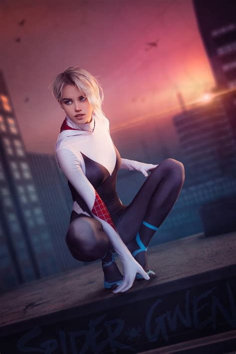 Sexy Spider-Gwen Cosplay In Spider-Man: Into The Spider-Verse