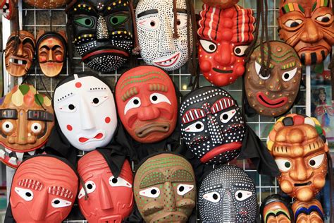 Andong Hahoe masks are traditional Korean masks that are made of wood | 한국의 미술, 한국 전통 의상, 일러스트레이션