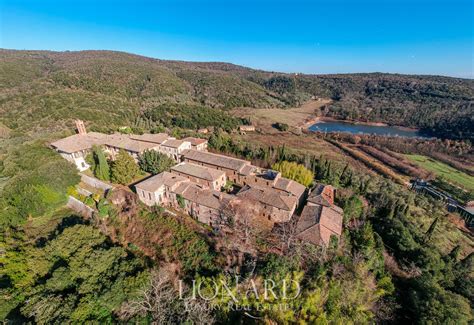 Majestic Medieval Complex In Siena's Countryside | Lionard