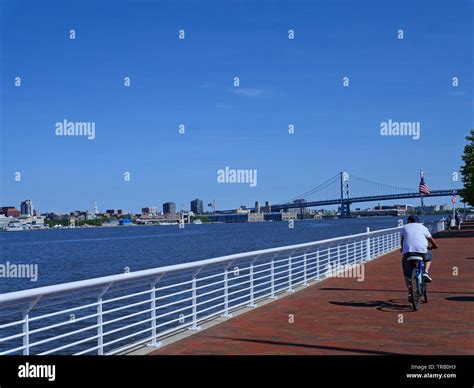 City skyline from camden new jersey hi-res stock photography and images ...