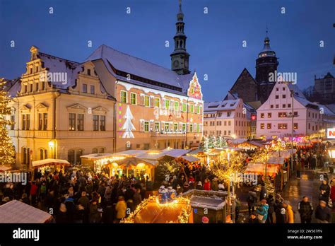 Canaletto Markt in Pirna . Weihnachtsmarkt in Pirna auf dem historischen Marktplatz. Pirna ...