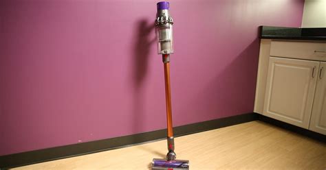 Dyson's new Cyclone V10 stick vac now has more suction power - Video - CNET