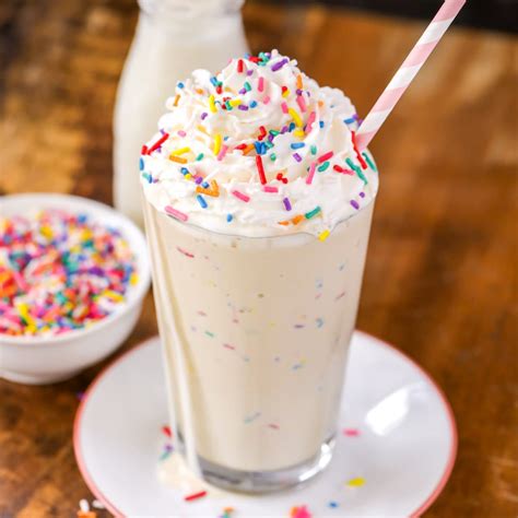 Funfetti Cake Batter Milkshake {5 Minute Treat} | Lil' Luna