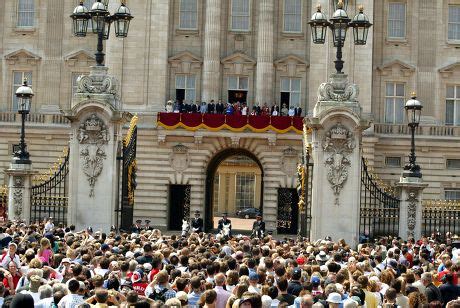 Royal Family On Balcony Buckingham Palace Editorial Stock Photo - Stock ...