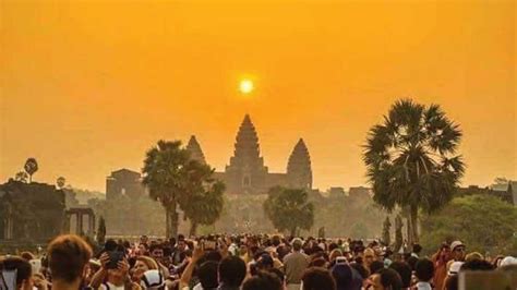 Almost 9K tourists see equinox sunrise at Angkor Wat - Asia News NetworkAsia News Network