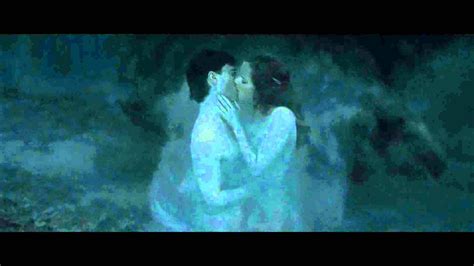 Harry and Hermione kissing in Harry Potter and the Deathly Hallows Part ...