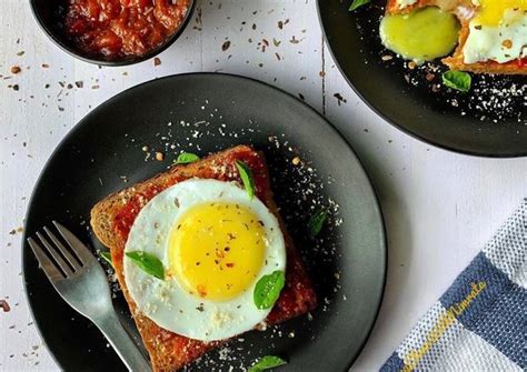 Marinara sunny side up egg toast Recipe by Nimrata - Cookpad