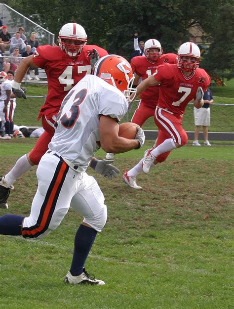 Red Hawks run to tackle: Mike Krause, Vince Spratte | Flickr