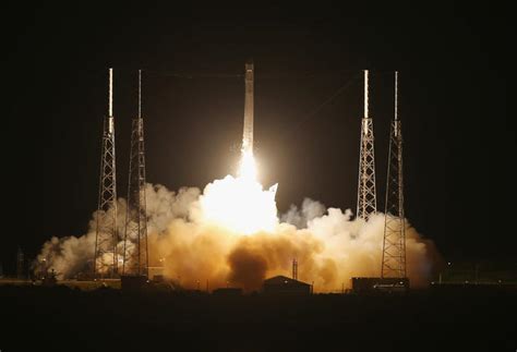 SpaceX launches Dragon Spacecraft - Photo 1 - CBS News