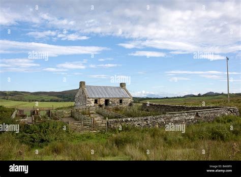 Farmhouse with fence hi-res stock photography and images - Alamy