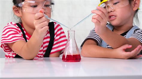 Children are learning and doing science experiments in the classroom ...