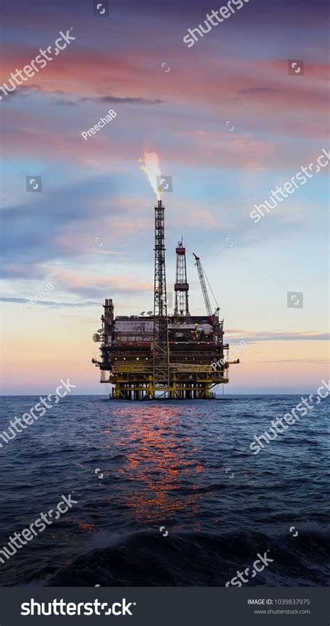 Offshore Construction Platform Production Oil Gas Stock Photo 1039837975 | Shutterstock