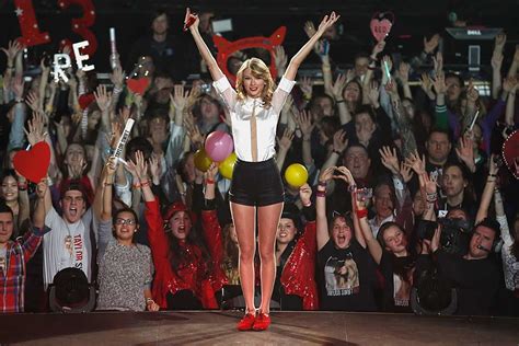 Taylor Swift Hosts Another '1989' Listening Party [PHOTOS]