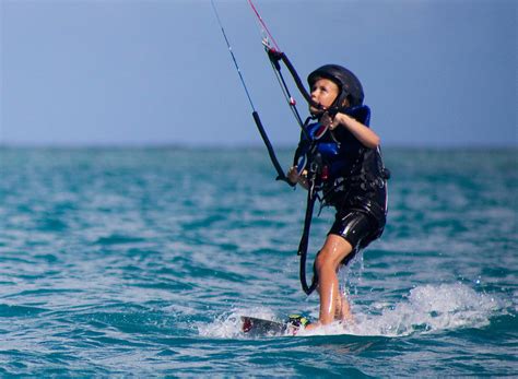 Kitesurfing lesson for kids in Antigua with 40knots, why and how.