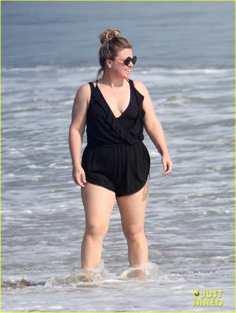 Kelly Clarkson Enjoys a Weekend Getaway at the Beach With Her Friends ...