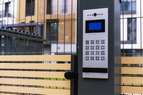 8 Benefits of Intercom for Visitor Entry Control