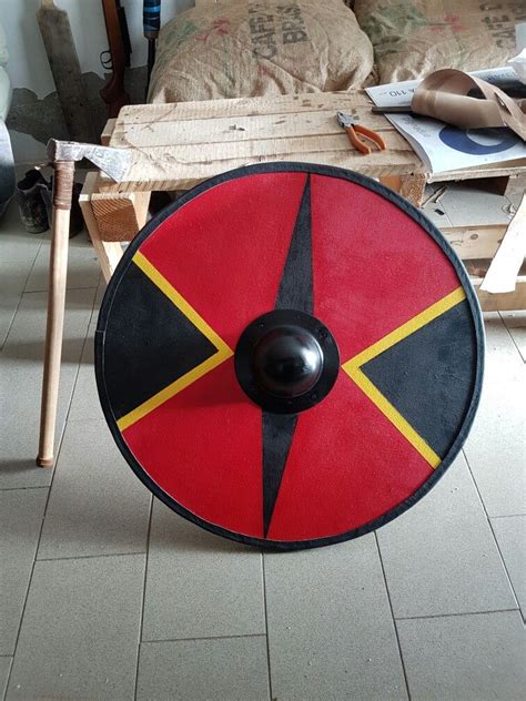 Homemade vikings shield Viking shield | Escudo viking, Barco vikingo, Espadas de madera