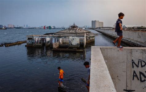 Indonesia Mulls $10.5b Sea Wall Project To Save Sinking Jakarta | Globe ...